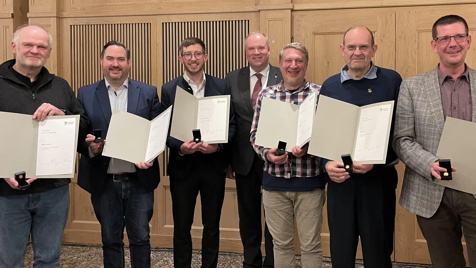 Wurden von Landrat Christoph Göbel (Mitte) für ihr Engagement beim SV Pullach geehrt (v.l.): Rüdiger Strohmeier, Christian Steidl, Alexander Maaßen, Stephan Bugger, Alfred Graf und Thorsten Schiek.  (Foto: hw)