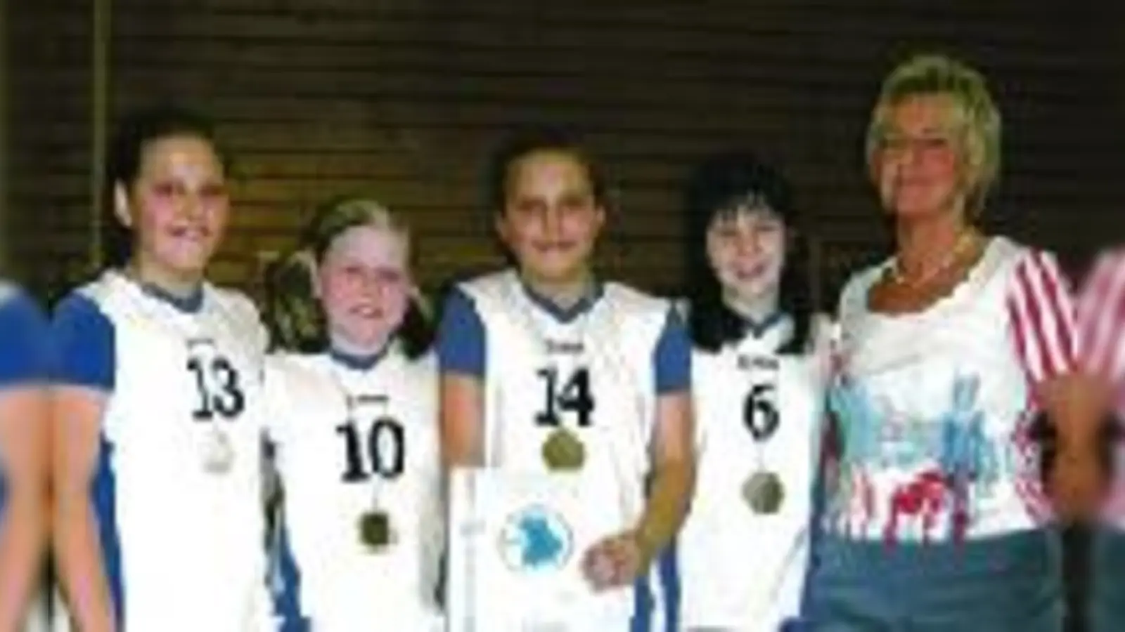 Nikolina Kuna, Anna Pogany, Kristina Kuna und Sanja Brankovic mit Trainerin Birgit Gussmann  (Foto: TSV Turnerbund)