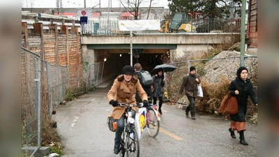 Der Tunnel bleibt wie er ist. Fußgänger und Radfahrer müssen sich weiterhin vorsichtig bewegen, um sich auf dem schmalen Weg bei schlechter Beleuchtung nicht zu behindern. Besonders die südliche Einfahrt kann bei Sonnenlicht extrem gefährlich sein. (Foto: US)