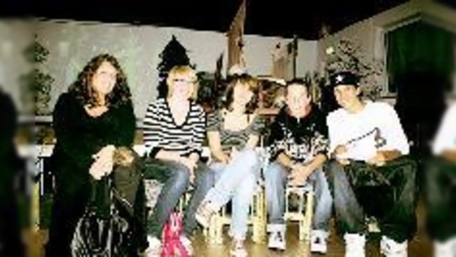 Freuten sich über eine erfolgreiche Sitzung des Jugendrats (v. l.) Nadine Tausch vom Jugendrat, die jugendlichen Gäste Steffi Meir und Mareike Hudson sowie Jugendrat Daniel Matuschek und Vorsitzender des Rats, Marvin Eckerle.   (Foto: hol)