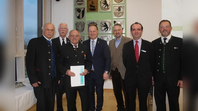 Heinrich Rehberg, Benno Kretschmann, Franz Bauer, Landrat Robert Niedergesäß, MdL. Thomas Huber, Artur Klein und Manfred Bradler (v. li.). <br> (Foto: Otto Hartl)