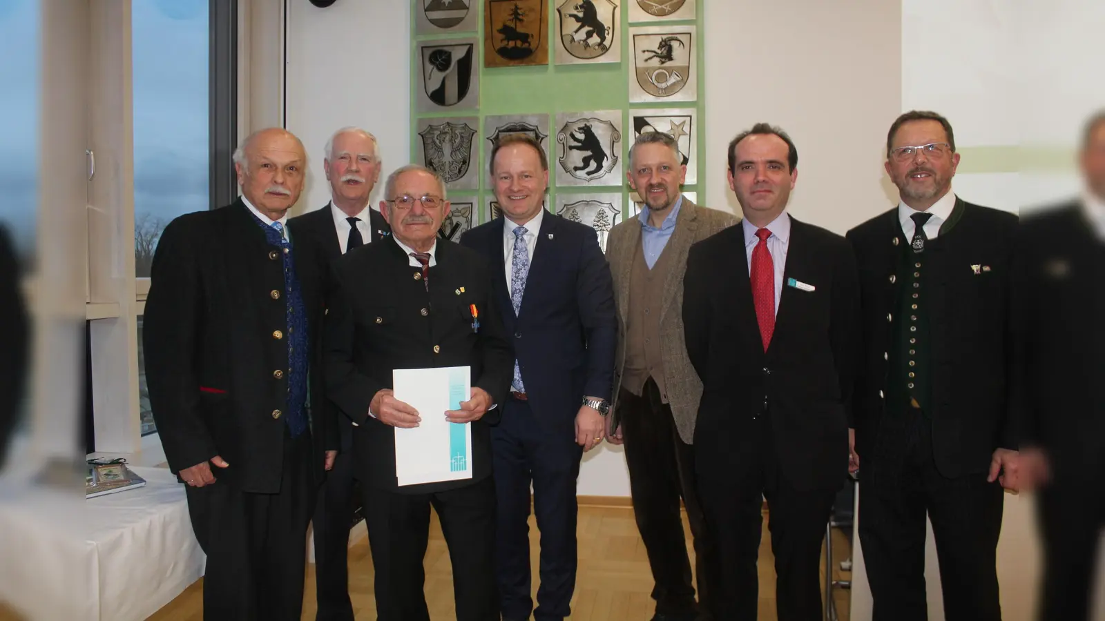 Heinrich Rehberg, Benno Kretschmann, Franz Bauer, Landrat Robert Niedergesäß, MdL. Thomas Huber, Artur Klein und Manfred Bradler (v. li.). <br> (Foto: Otto Hartl)