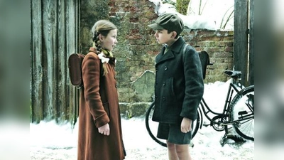 Alexander (Markus Krojer, r.) ist in seine Klassenkameradin Lotte (Zoé Mannhardt) verliebt. (Foto: Constantin Film)