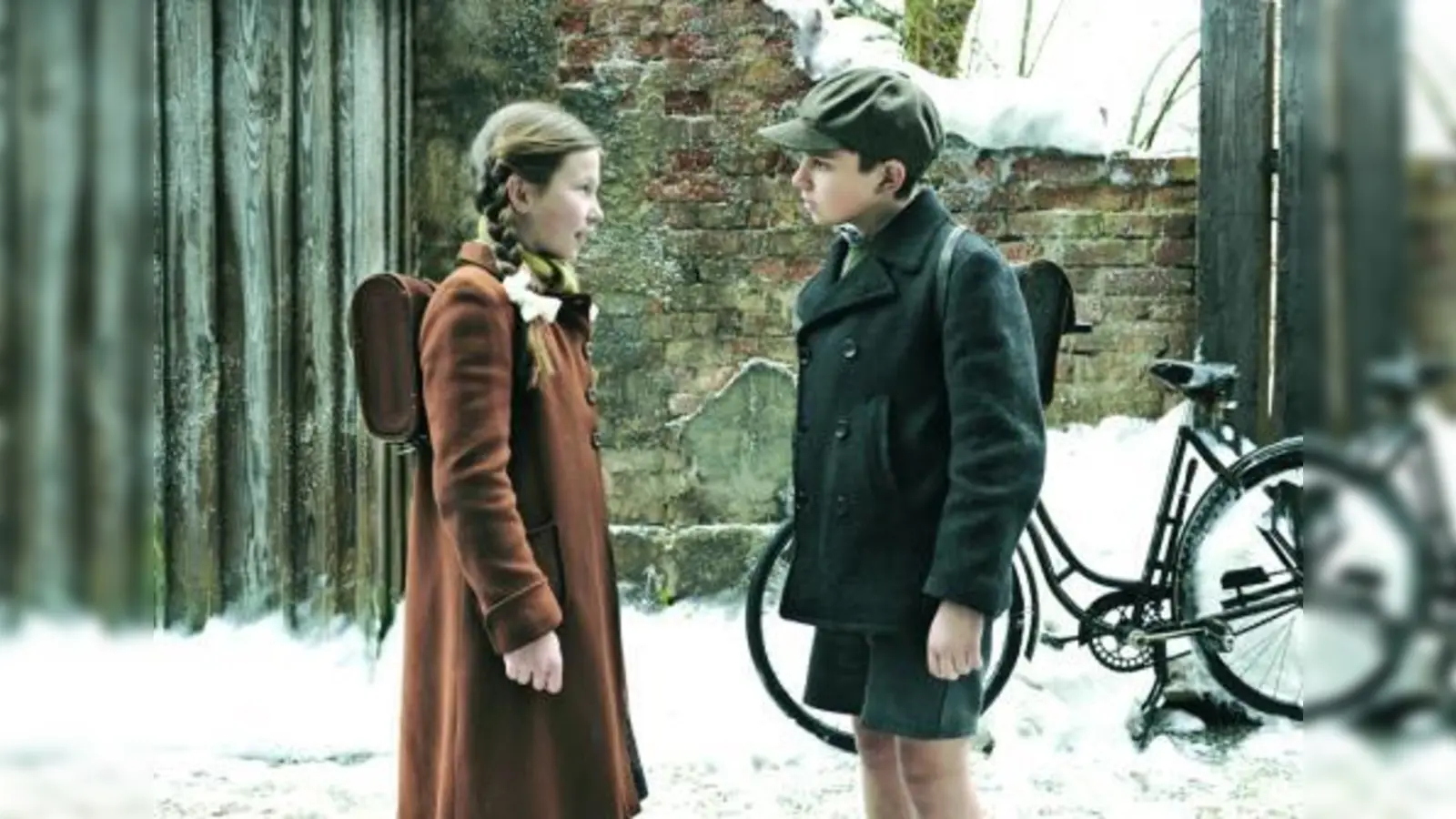 Alexander (Markus Krojer, r.) ist in seine Klassenkameradin Lotte (Zoé Mannhardt) verliebt. (Foto: Constantin Film)