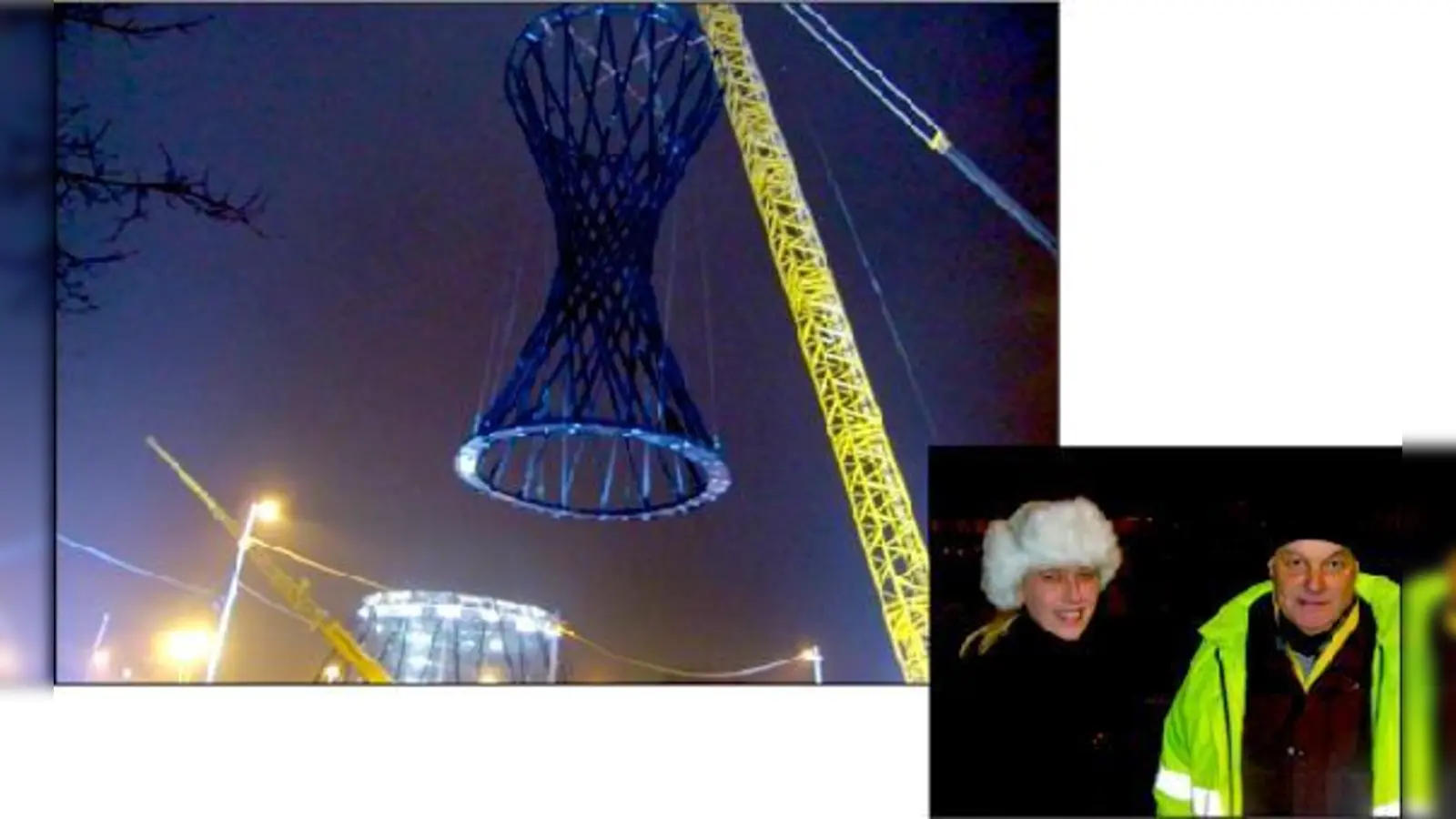 Sonntagabend war es dann doch endlich so weit: Im Beisein der nach eigener Aussage »sehr nervösen« Künstlerin Rita McBride und des Projektleiters vom Baureferat, Johann Wittmann (re.), wurde der Oberkörper endlich mit dem Unterleib vereint.	 (Foto: ikb)