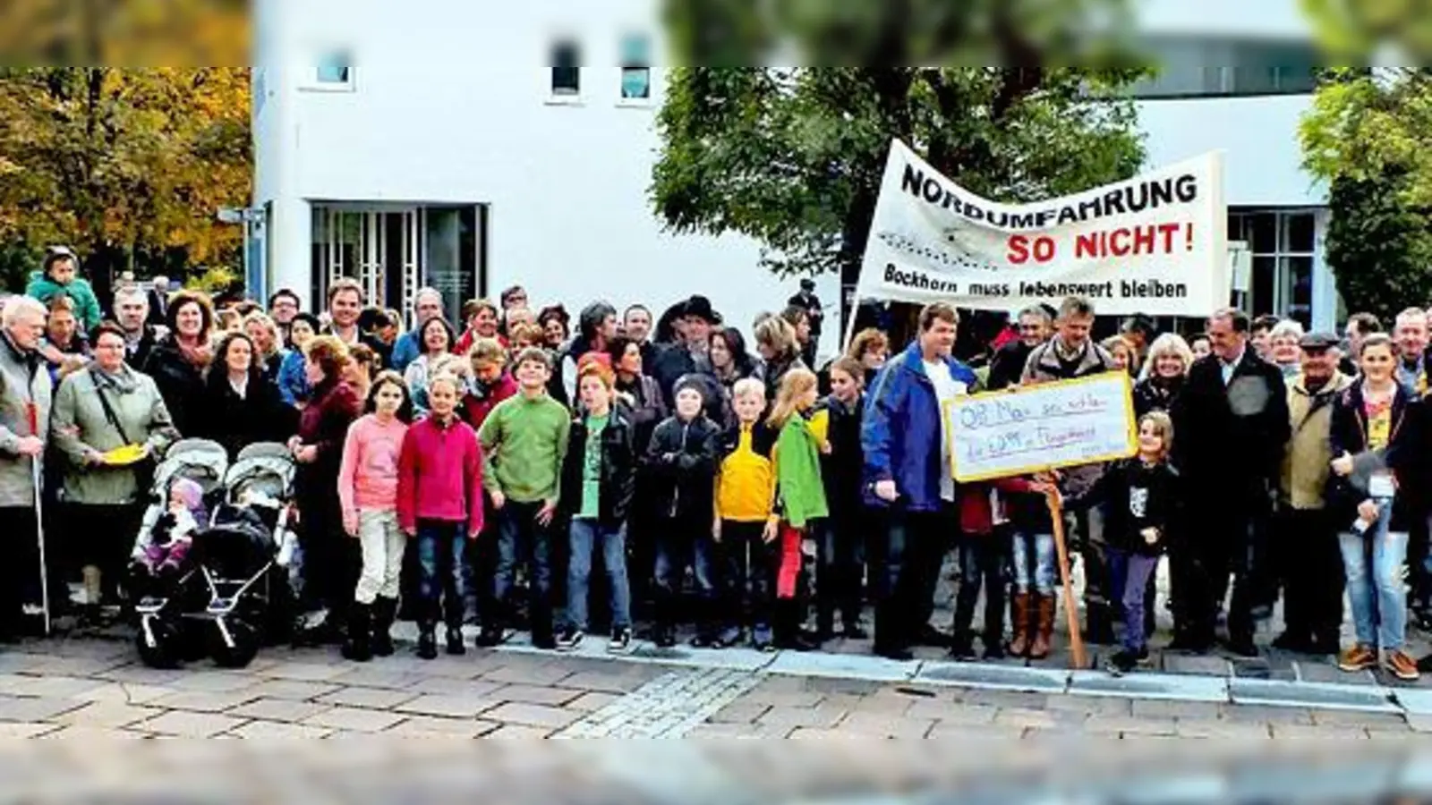 Die Bockhorner machten vor der Sitzung des Strukturausschusses deutlich, was sie von der Straßenplanung halten: »Dieses Verkehrsaufkommen macht unsere Ortsdurchfahrt lebensgefährlich«.	 (Foto: kw)