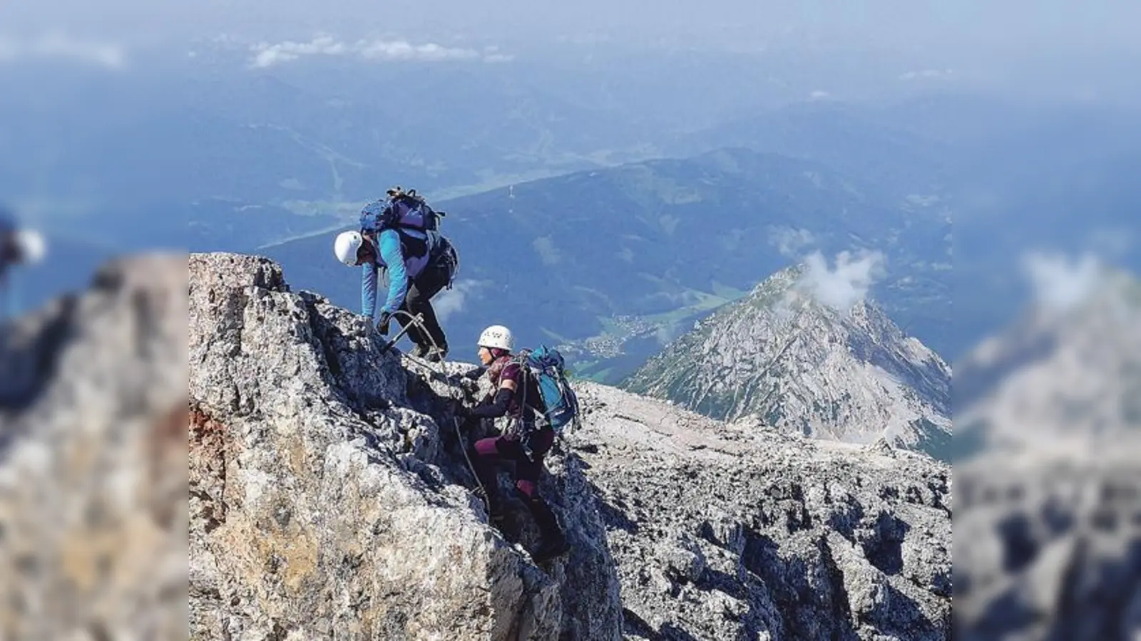 Zwei Mitglieder der Sektion Zorneding im Aufstieg am Gipfelgrat zum Hohen Dachstein. 	 (Foto: DAV)