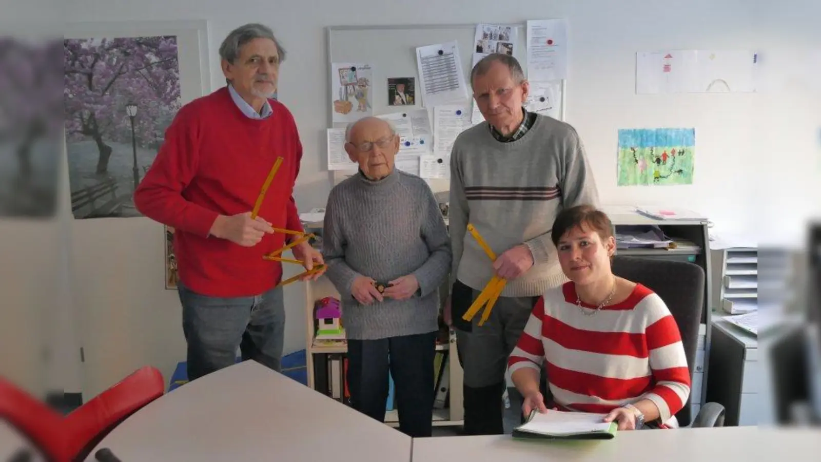 Die ehrenamtlichen Handwerker Günther Höllrigl, Yukhym Zhytomyrskyy und Johann Pravez (von links) kommen alle zwei Wochen zu Jasmin Hasiba ins Caritas-Zentrum in der Schrenkstraße 3, um die Einsätze zu koordinieren. (Foto: ds)