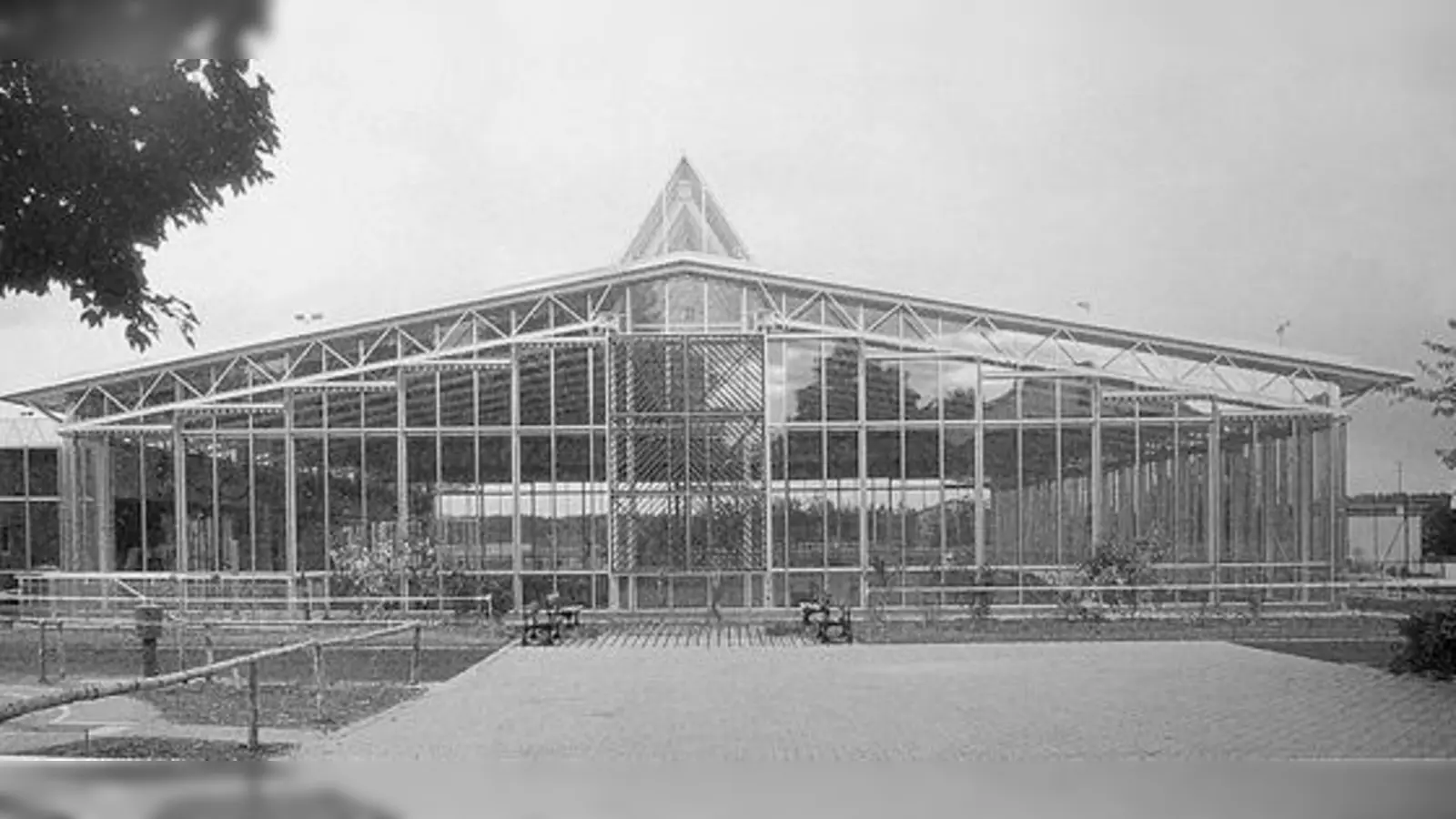 Die 1990 erbaute Mehrzweckhalle wurde begeistert angenommen.  (Foto: Gemeinde Sauerlach)