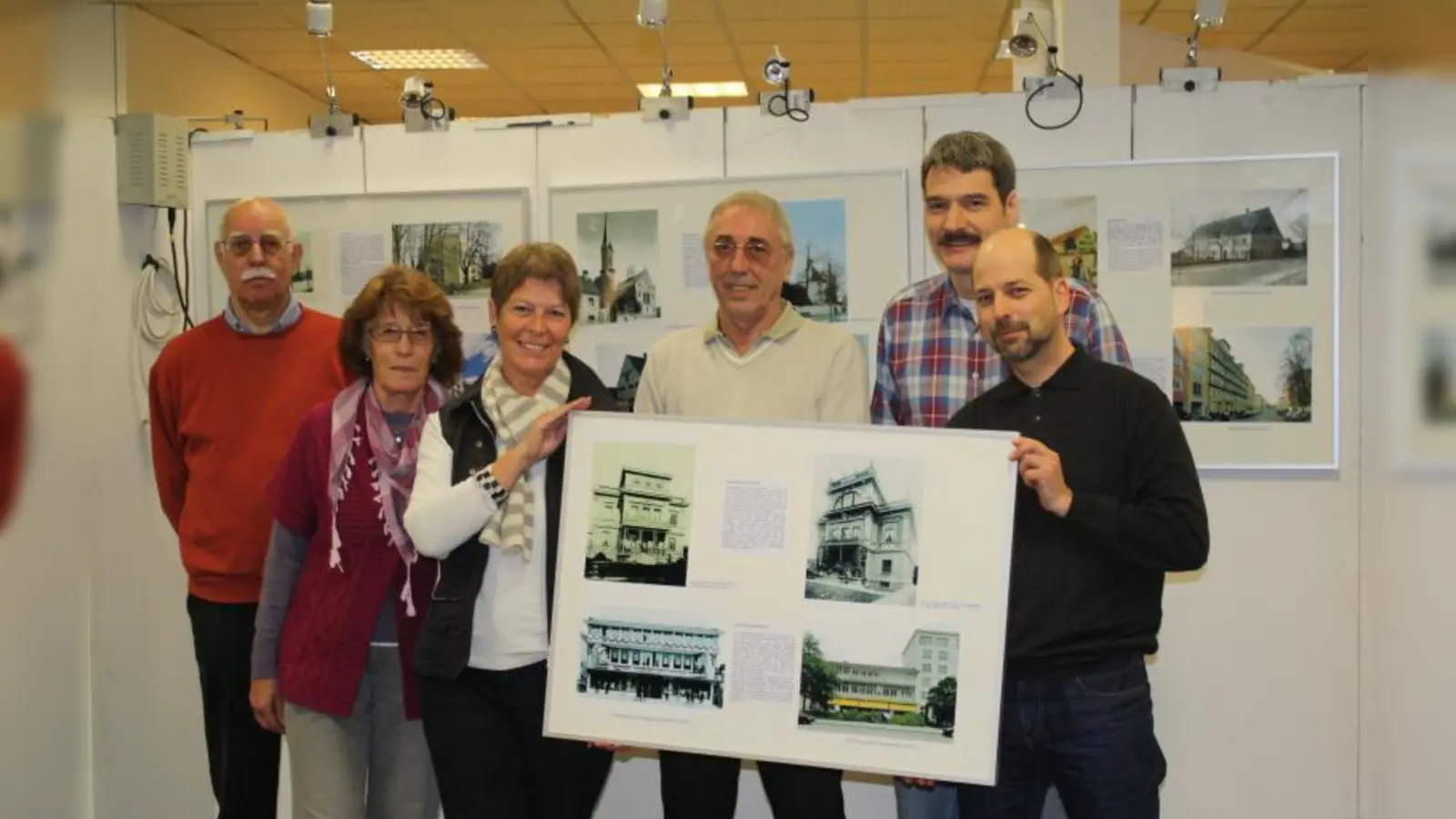 Freuen sich auf die Ausstellung „Neuhausen-Nymphenburg einst und jetzt”, die noch bis 2. Dezember im Kulturpavillon zu sehen ist (v.l.): Jürgen Dandl, Erika Dichtl, Ruth Breitkopf, Franz Schröther, Florian Köhler und Achim Feldmann von der Geschichtswerkstatt Neuhausen. (Foto: sb)