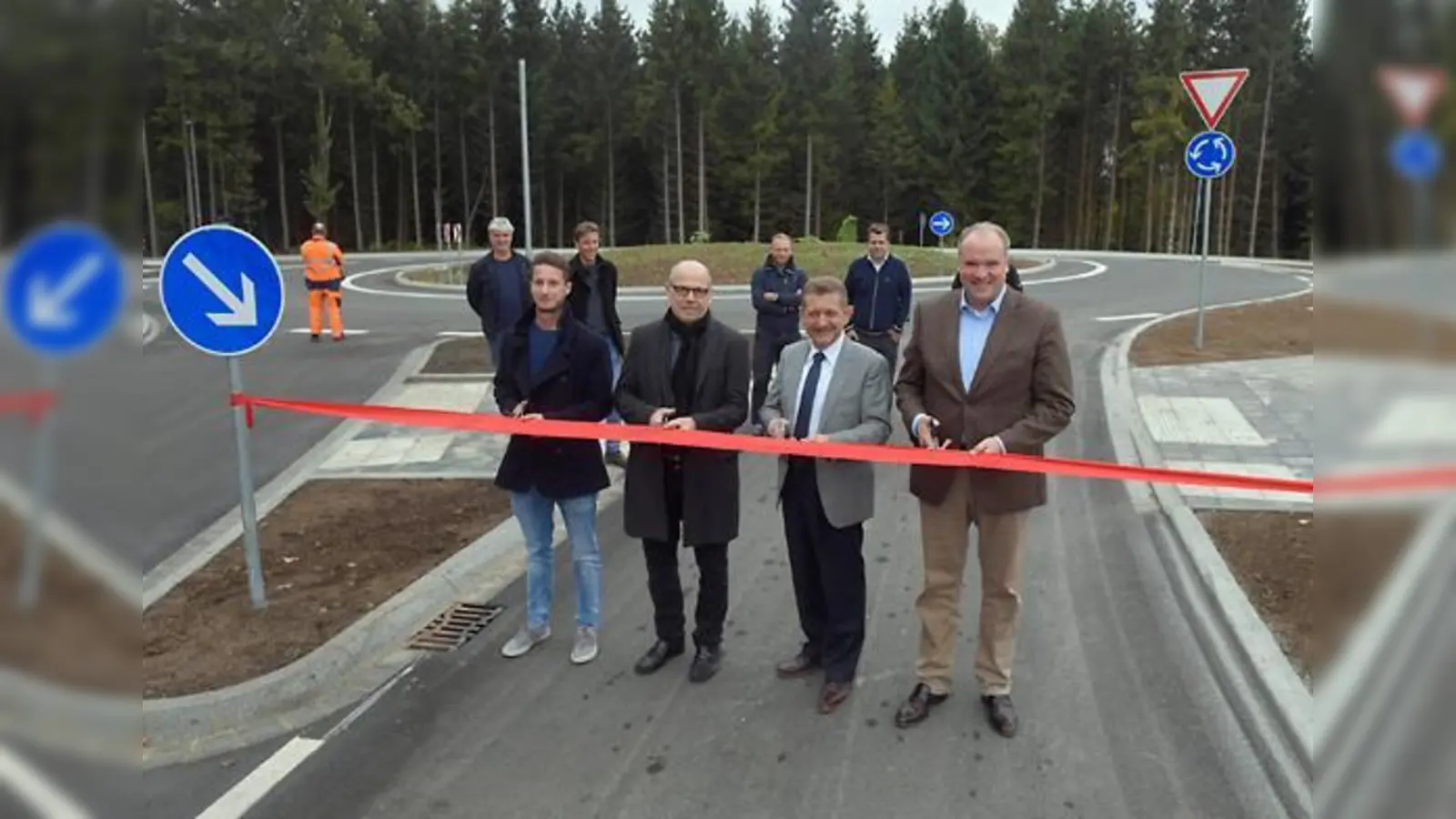 Bauleiter Lucas Colella, Planer Michael Schmidt, Bürgermeister Klaus Korneder und Landrat Christoph Göbel (v.l.).  (Foto: Schunk/Gemeinde Grasbrunn)