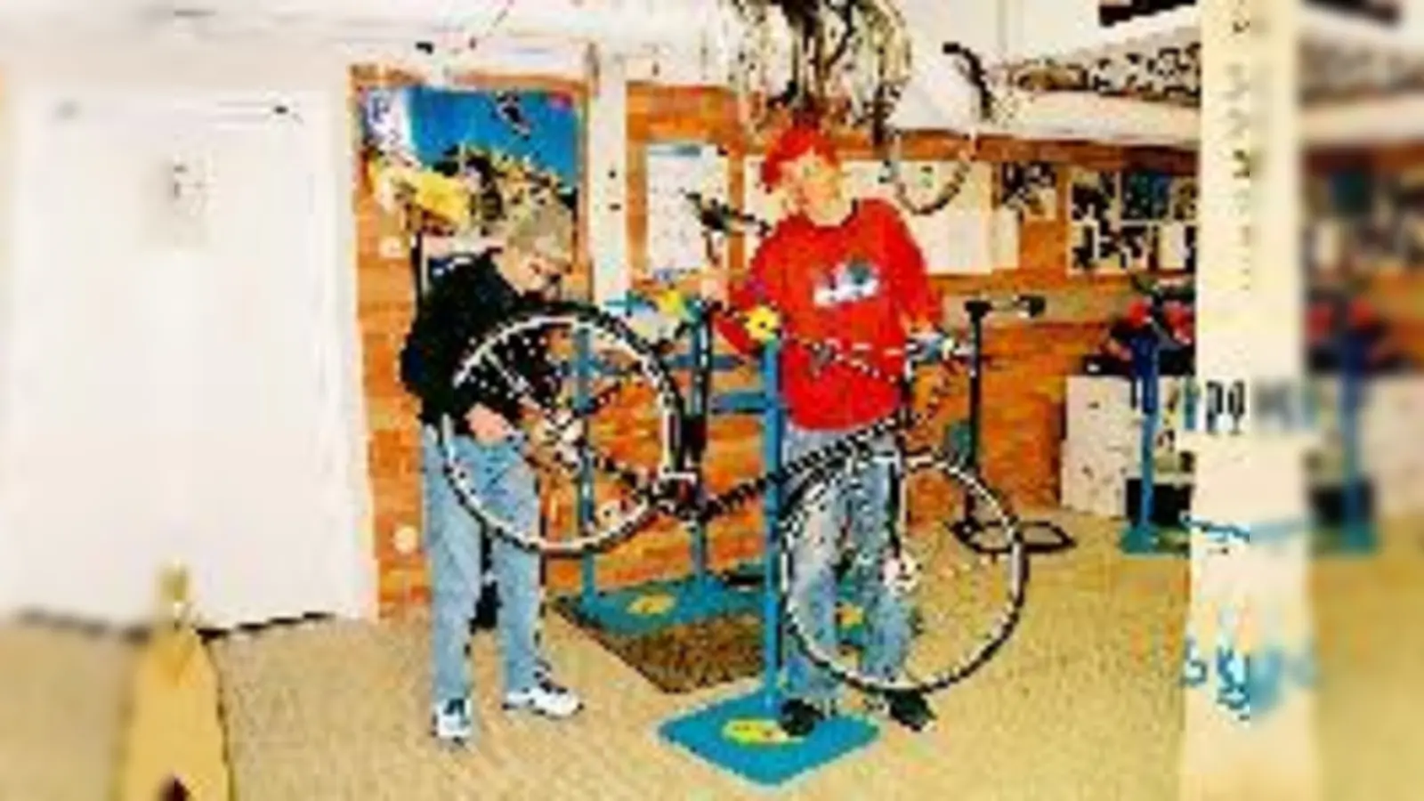 In der Berufsschule zur Berufsvorbereitung in Bogenhausen lernen Schüler unter echten Bedingungen: Zum Beispiel von der Auftragsannahme über Fahrradreparatur bis zur Rechnung.  	 (Foto: Privat)