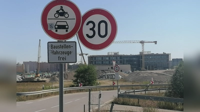 Diese Straße verbindet die A99 Germering Nord mit dem neuen Stadtteil Freiham (hinten). Sie darf gegenwärtig aber nur von Baustellenfahrzeugen benutzt werden. (Foto: job)