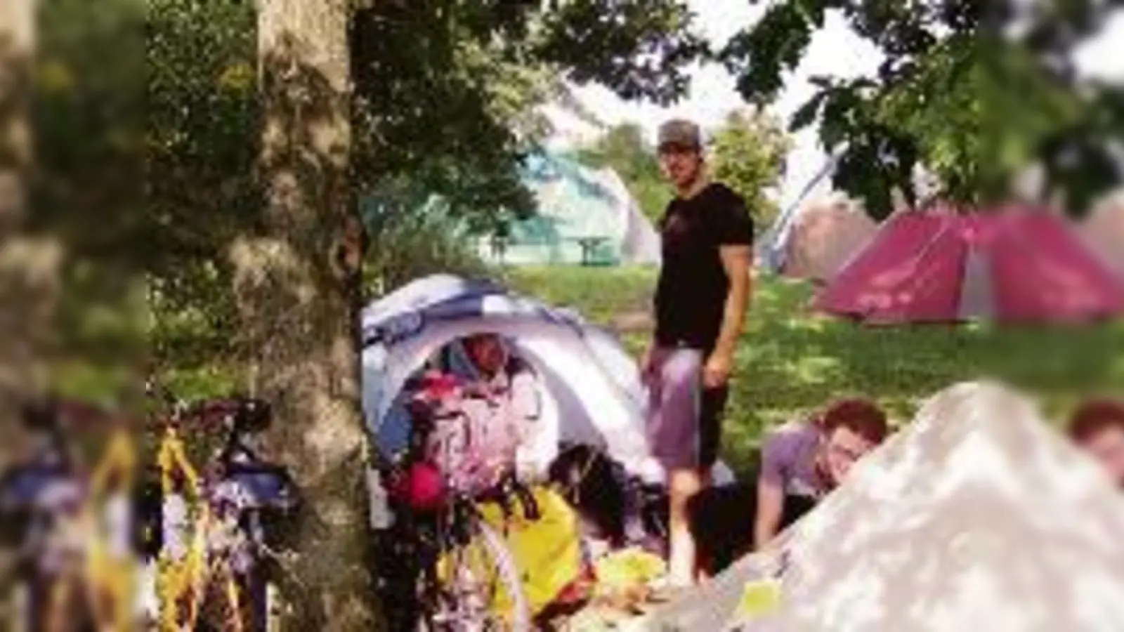 Auf der Radltour nach Italien einen Zwischenstopp einlegen und im Jugendfreizeitcamp »The Tent« übernachten: Für Thomas Hayward und seine Freunde aus England ideal. Doch nicht alle Camper blieben zur Wiesn-Zeit  (friedlich.Foto: ras)