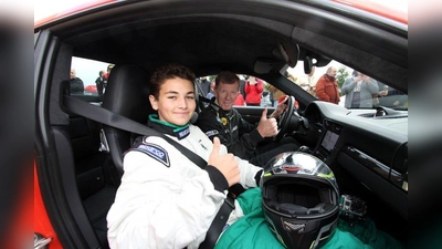 Auch Walter Röhrl (hinten) schaut an Fronleichnam vorbei und gibt seinen jungen und alten Fans Autogramme. (Foto: ADAC Südbayern)