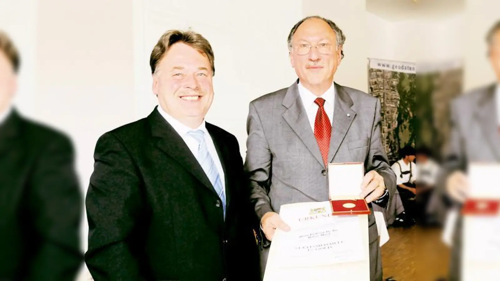 Landwirtschaftsminister Helmut Brunner überreicht die Staatsmedaille in Gold an Holger Magel (re.).		 (Foto: Baumgart)
