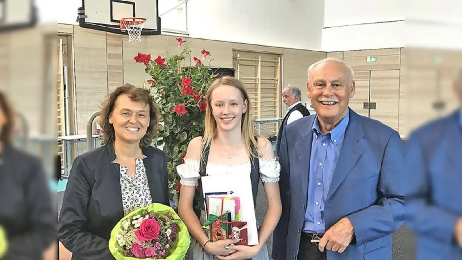 Schulleiterin Anita Ruppelt, Preisträgerin Vivian Müller und Gründungsresktor Maximilian Schmidt (v. li.).   	 (Foto: Schule)