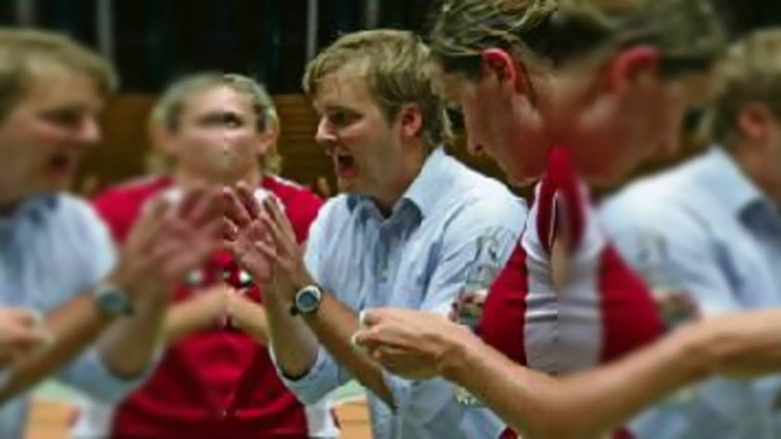 »Die spielen befreit auf und geben alles, uns zu  (Foto: Trainer Hannes Müllegger motiviert sein Team nicht nach zu lassen.)