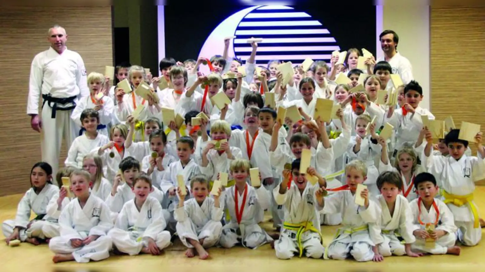 Strahlende Kinderaugen bei der Siegerehrung im Anschluss des Turniers: Die TWIN Taekwondo Schüler mit Trainer und Betreuer. (Foto: pi)