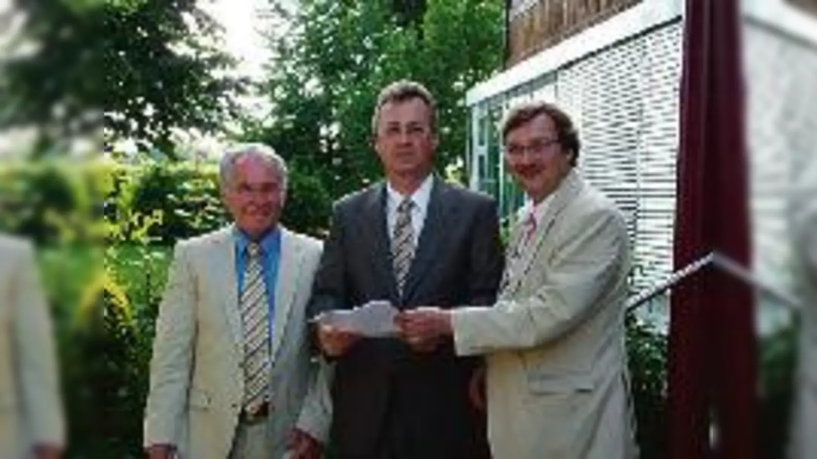 Der bayerische Kultusminister Siegfried Schneider (Mitte) nahm am vergangenen Freitag eine von Joachim Unterländer (rechts) und Dr. Rainer Großmann ausgearbeitete Bildungs-Initiative für den Münchner Norden entgegen.  (Foto: VA)
