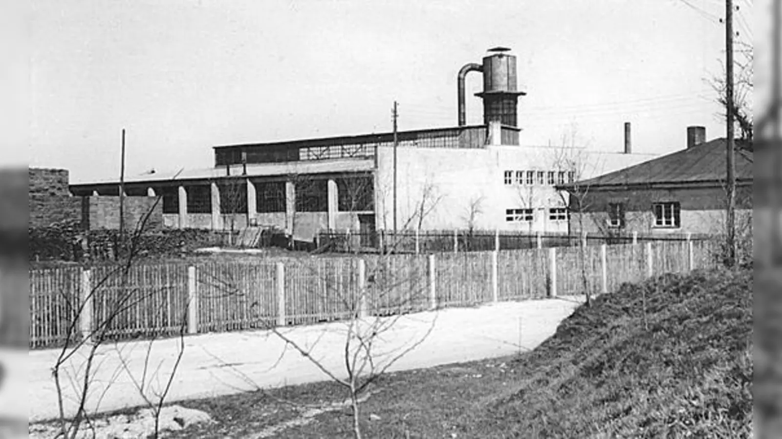 Ein Foto aus den 50er Jahren. Rechts das Wohnhaus, an dem sich bis heute nichts geändert hat. Im Hintergrund des Sägespäneturm der ehemaligen Fassfabrik. Auf dem freien Gelände links ist heute eine Kfz-Werkstatt.  (Foto: privat)