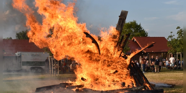 Das Sommerfeuer hat inzwischen einen festen Platz im Harthauser Jahreskalender. (Foto:  Wolfgang Mende)
