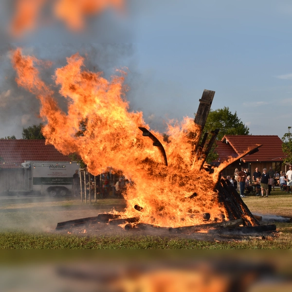 Das Sommerfeuer hat inzwischen einen festen Platz im Harthauser Jahreskalender. (Foto:  Wolfgang Mende)