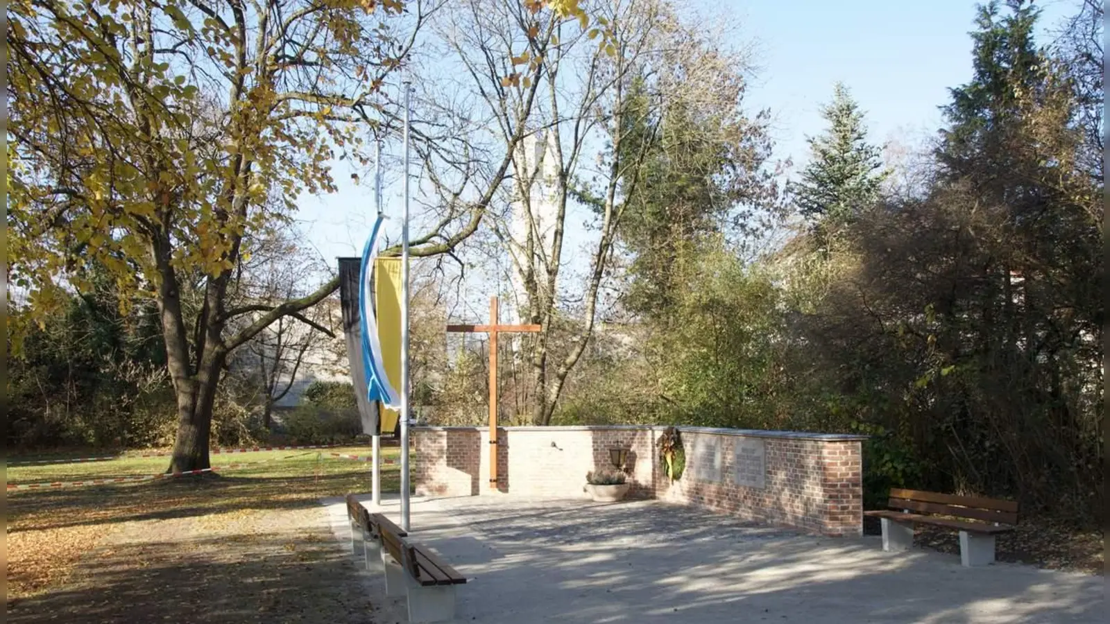 Das Ehrenmal will zu Frieden und Versöhnung mahnen – über die Gräber der Opfer hinweg. (Foto: Verein)