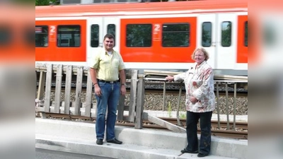 Bezirksrätin Barbara Kuhn, hier mit BA-Mitglied Sebastian Kriesel vor Ort, fordert die Reparatur des defekten Absperrgitters auf Höhe des S-Bahnhofs Lochhausen: „Die Stadt wurde schon vor einem Jahr von uns aufgefordert, tätig zu werden, jetzt ist es endlich an der Zeit!“ (Foto: pi)