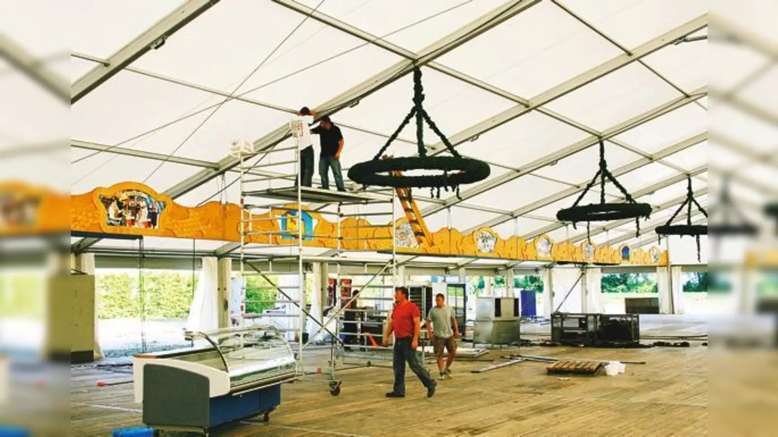 Die Ruhe vor dem Ansturm: Noch wird letzte Hand angelegt bei der Technik und der Dekoration im Festzelt. 	 (Foto: gh)