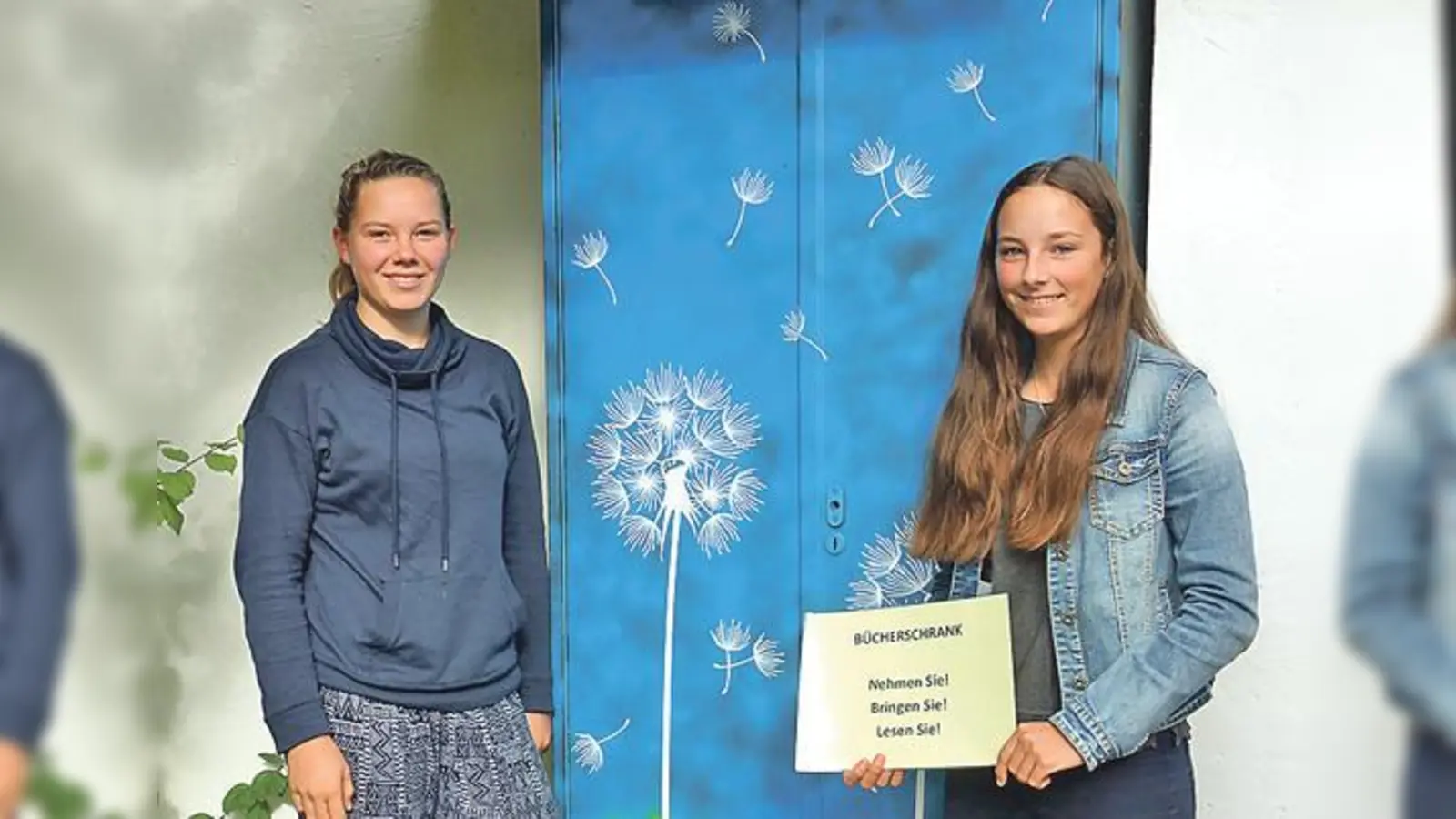 Hannah und Theresa haben gemeinsam den »0ffenen Bücherschrank« vor dem Pfarrzentrum bemalt. 	 (Foto: VA)