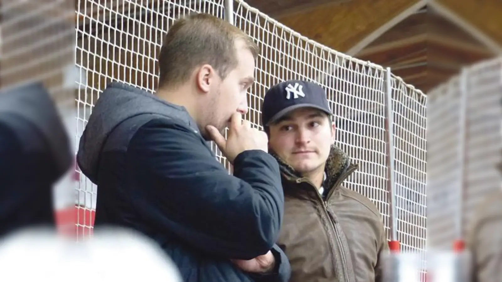 Dominik Quinlan (links) mit Niko Senger, der beim »internen« Klosterseer Duell am zweiten Weihnachtstag für die »Allstars« spielen wird.	 (Foto: smg / CU)