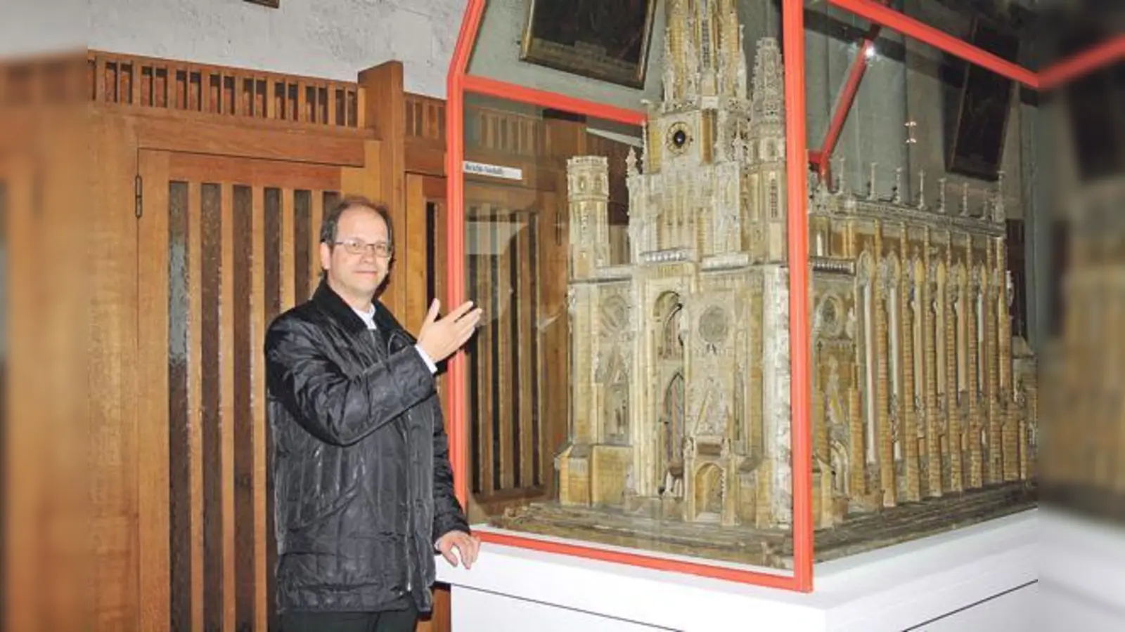Pfarrer Michael Schlosser vor einem Modell der Mariahilfkirche aus dem Jahre 1841, das derzeit zum 175. Jubiläum des Gotteshauses ausgestellt ist.	 (Foto: js)
