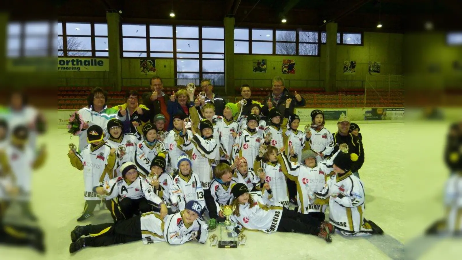 Hinter der erfolgreichen Wanderers Kleinstschülermannschaft, v.l. Angelika Jeske (Suttner Stub'n), Claudia Willeitner (Nachwuchsbetreuerin), Oberbürgermeister Andreas Haas, Gabi Zimmermann (Wanderers Nachwuchsabteilung), Manfred Jeske, Trainer Andreas Rauschmeier, Sportreferent Robert Baumgartner. Bei der Mannschaft kniend Betreuer Stefan Henrici. (Foto: Wanderers)