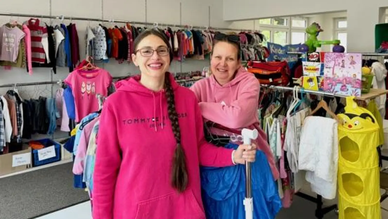 Astrid Paulus und Agata Slominski helfen ehrenamtlich im Kindersecondhand-Laden mit. (Foto: AWO)