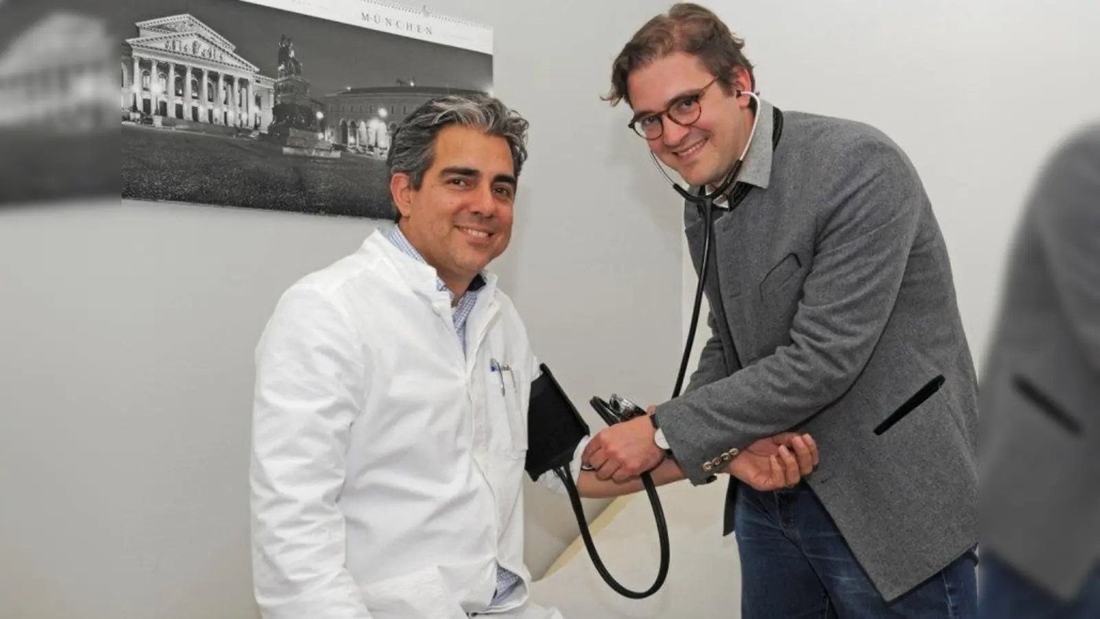 Dr. Oliver Abbushi mit Stephan Pilsinger beim Blutdruckmessen. (Foto: pi)