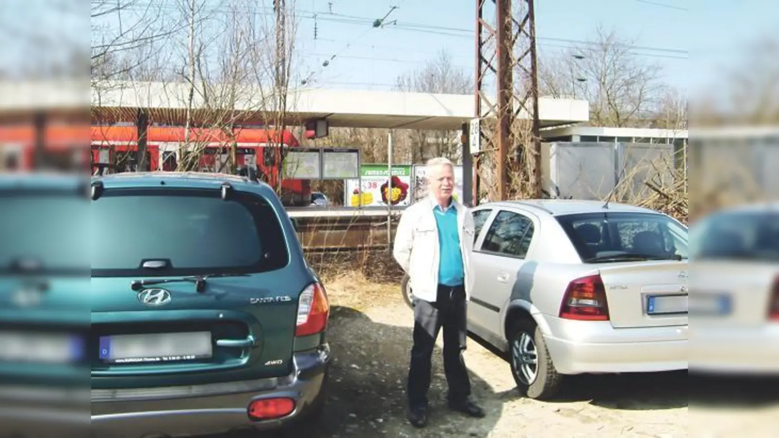 Wo Martin Tscheu jetzt zwischen parkenden Autos steht, fluchten die Fahrer vor Kurzem noch über Gebühren. 	 (Foto: ikb)