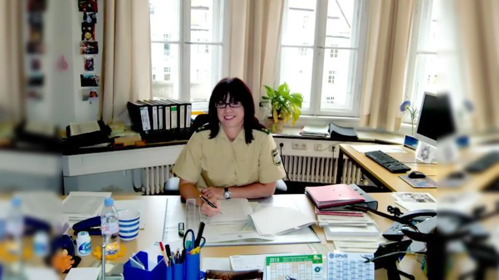 Polizeioberrätin Andrea Ortmayr an ihrem Arbeitsplatz in der Polizeiinspektion 22 Bogenhausen am Prinzregentenplatz.	 (Foto: ikb)