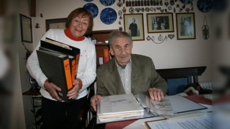 „Ich bin ein höflicher und toleranter Mensch. Doch es gibt eine Grenze.“ Ganze Ordner füllen Helmut Winters Beschwerden, Schriftwechsel und eigene Veröffentlichungen zu Themen, bei denen der couragierte Mann einfach nicht schweigen konnte. Seine Frau Elisabeth unterstützt ihn, wo sie kann. (Foto: US)