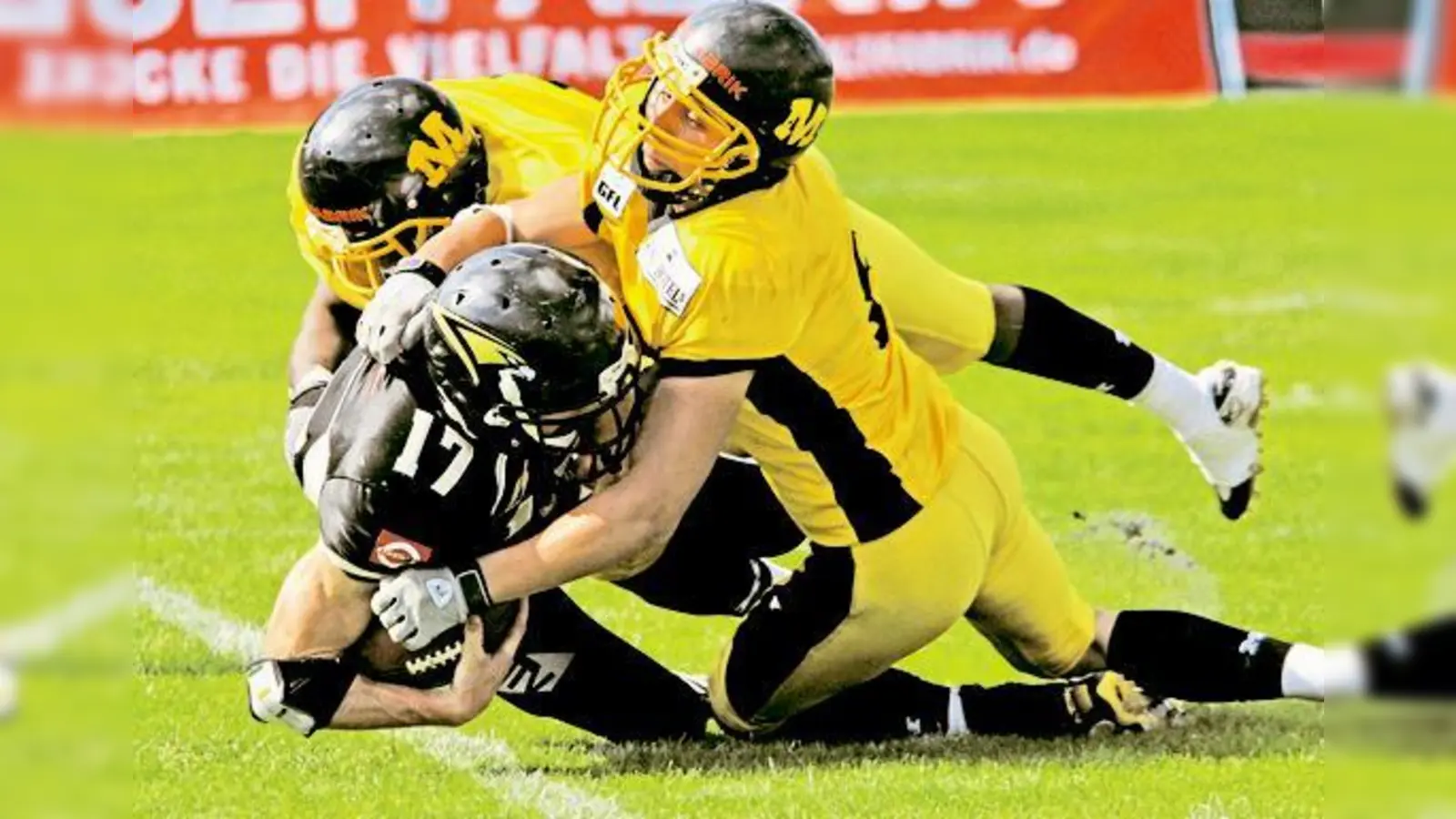 American Football erlaubt beim Kampf um den Ball körperlichen Einsatz  im Gegensatz zu den meisten anderen Ballsportarten.	 (Foto: Peter Roth)