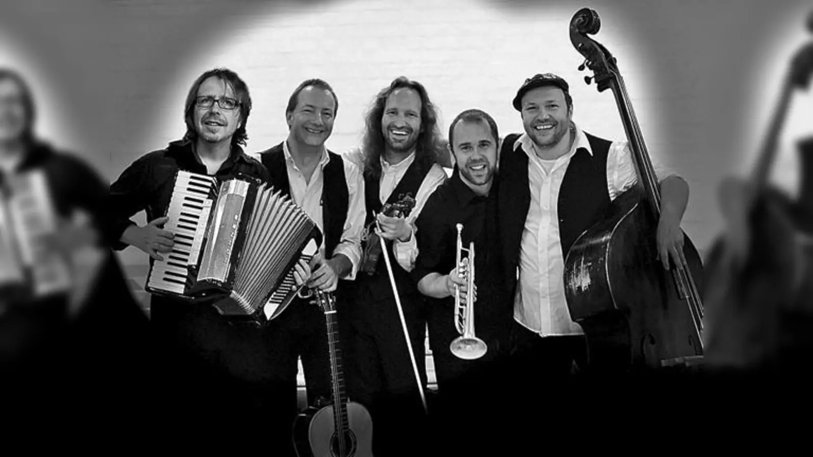 Sie bieten Musik aus allen Regionen und Winkeln der Welt: Freylach Seyn.	 (Foto: VA)