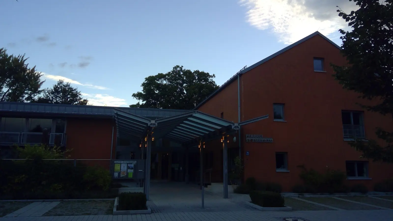 Verkauft wird im Pfarrheim St. Emmeram. (Foto: bas)