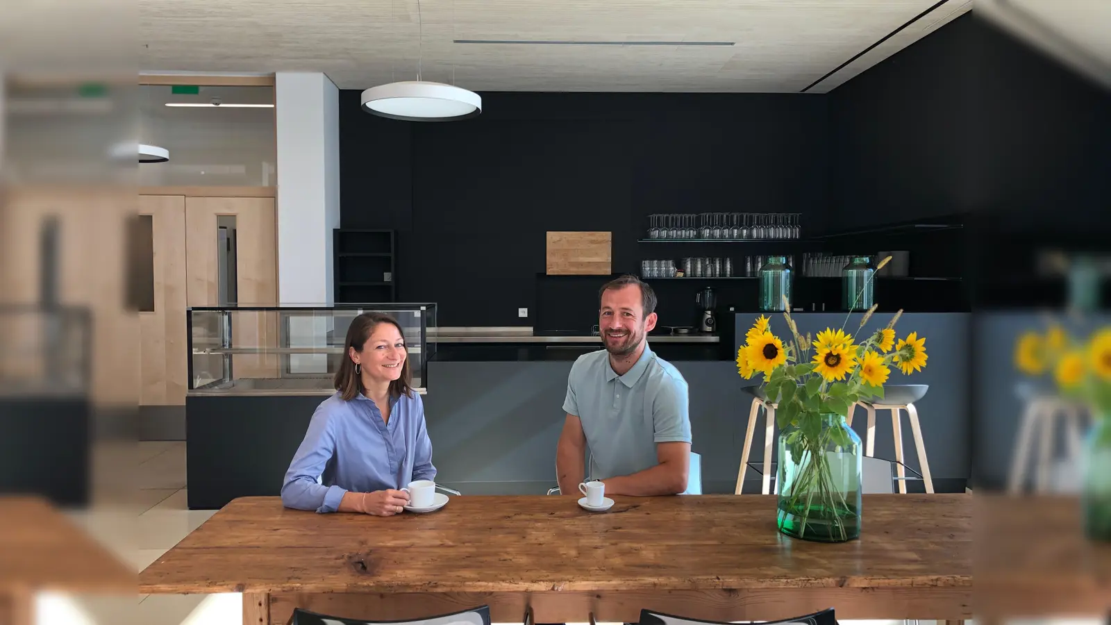 Alexandra Bitterwolf und Admir Potura freuen sich auf viele Gäste im Treffpunkt. Am 13. November wird zu einer Lesung eingeladen.  (Foto: hw)