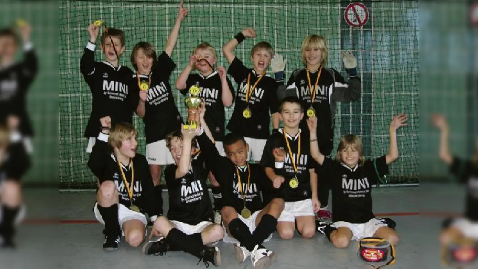 Räumten beim Nachbarn FC Teutonia den Siegerpokal ab: die erfolgreiche E2/3-Jugend der FT  (Gern.Foto: VA)
