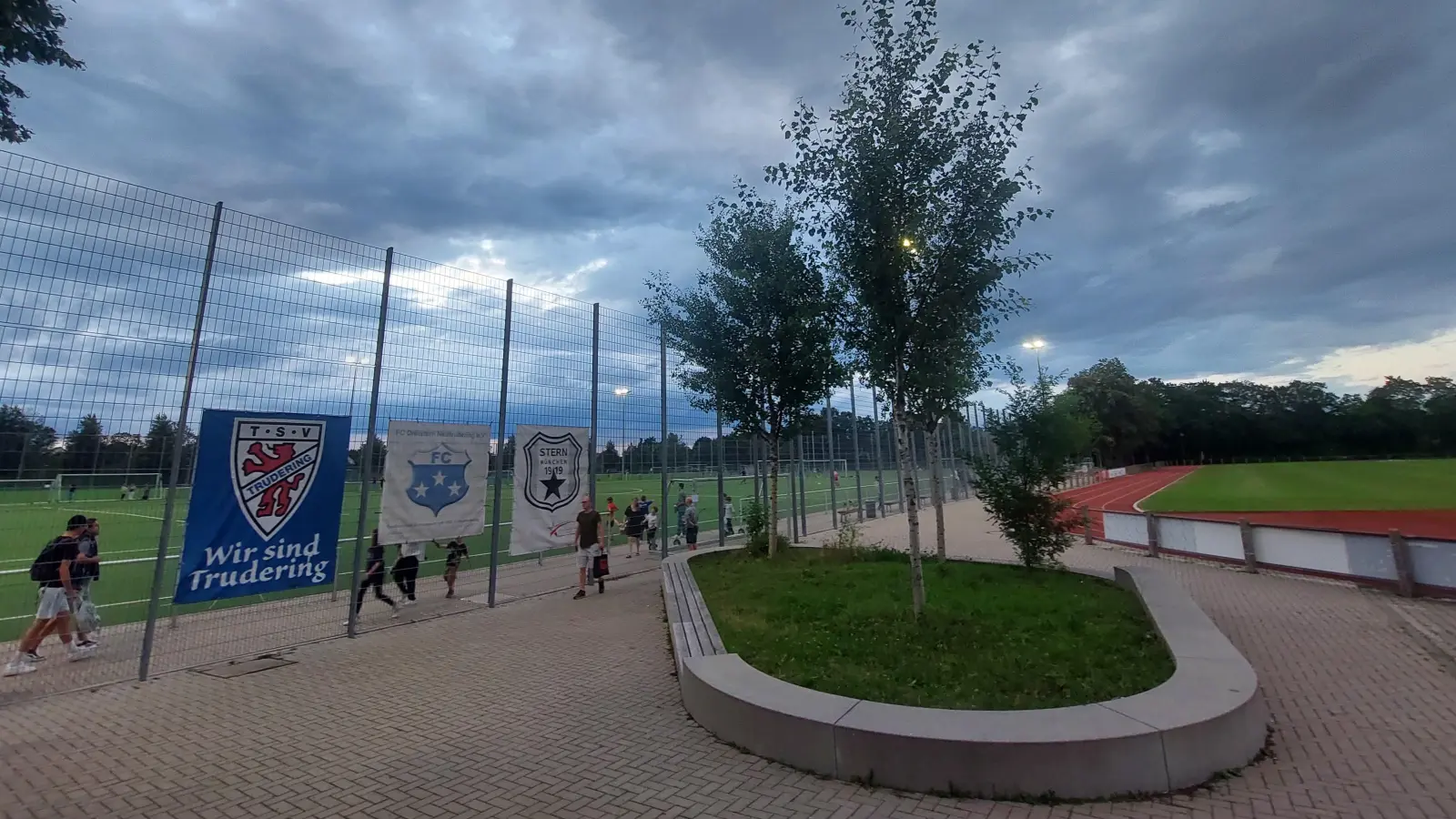 Da die Bezirkssportanlage Trudering in der Feldbergstraße gleich drei Vereine nutzen, wird die Anlage stark beansprucht. In die Jahre gekommen und sanierungsbedürftig sind vor allem die Umkleiden. (Foto: bas)