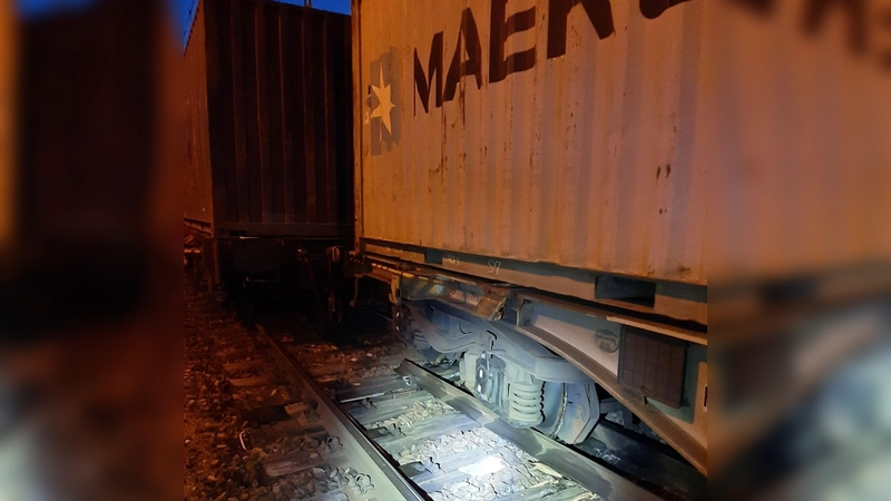 Ein entgleister Güterzug hat am Umschlagbahnhof Riem einen immensen Sachschaden verursacht. (Foto: Bundespolizei)