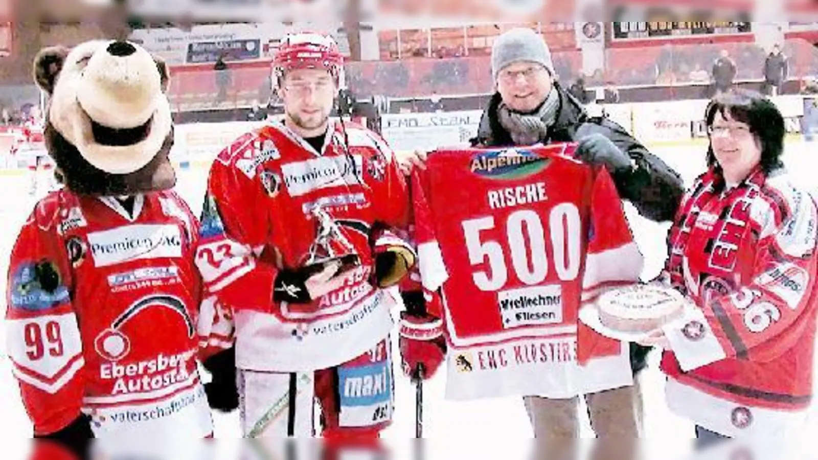 Bernd Rische (l.) wurde von EHC-Präsident Alexander Stolberg und einer Vertreterin der Fans für seinen 500. Einsatz geehrt.	 (Foto: smg)