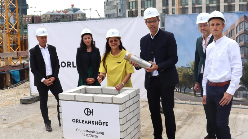 Stadtbaurätin Elisabeth Merk (Mitte) und GVG-Geschäftsführer Thomas Schmid (mit Kapsel) befüllten nach altem Brauch die Zeitkapsel für den Grundstein der Orleanshöfe. (Foto: bas)