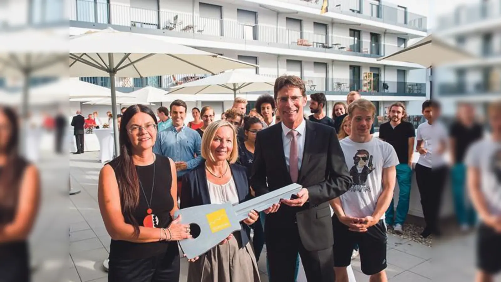 Künftigen Bewohnern des Studentenwohnheims wird der Schlüssel übergeben.             (Foto: Lukas Barth)