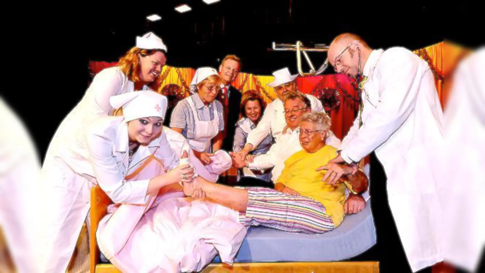 Auch Bürgermeister Jan Neusiedl bewies gemeinsam mit den anderen Spielern der Freunde Grünwalds sein komödiantisches Talent.	 (Foto: Schunk)